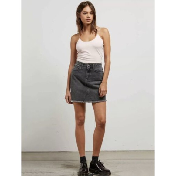Volcom Women’s Black High-Rise Raw-Hem Stoned Denim Mini Jean Skirt Size M - Picture 1 of 6